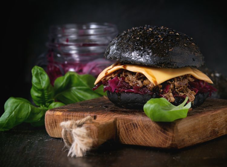 Black Burger au pulled pork et chou rouge